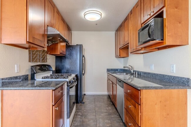 Building Photo - 1024 San Luis Cir