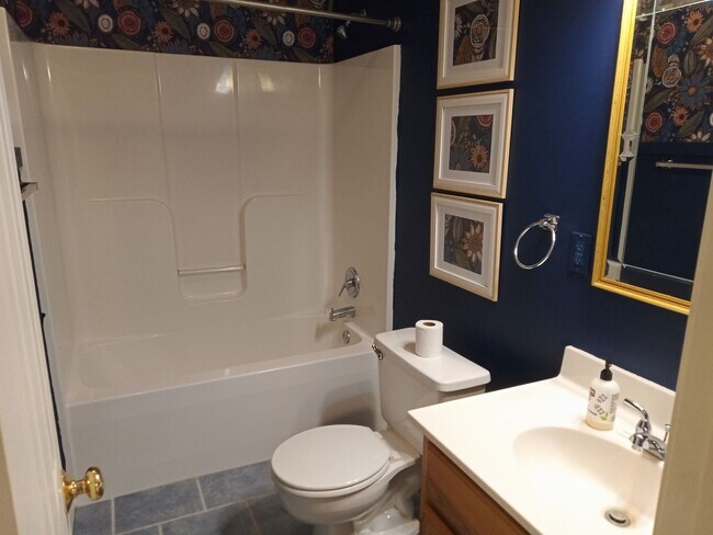 Building Photo - Gorgeous home in Weaverville available now!