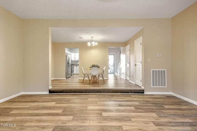 Building Photo - 2 Bedroom 1.5 Bath Townhome for Rent