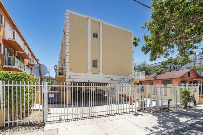 Building Photo - 928 SW 3rd St