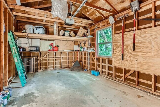 Building Photo - Beautiful 2 Bedroom 1 Bath With Bonus Room...