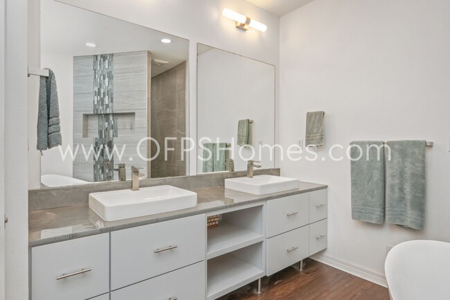 Building Photo - AVAILABLE BY JULY 15
