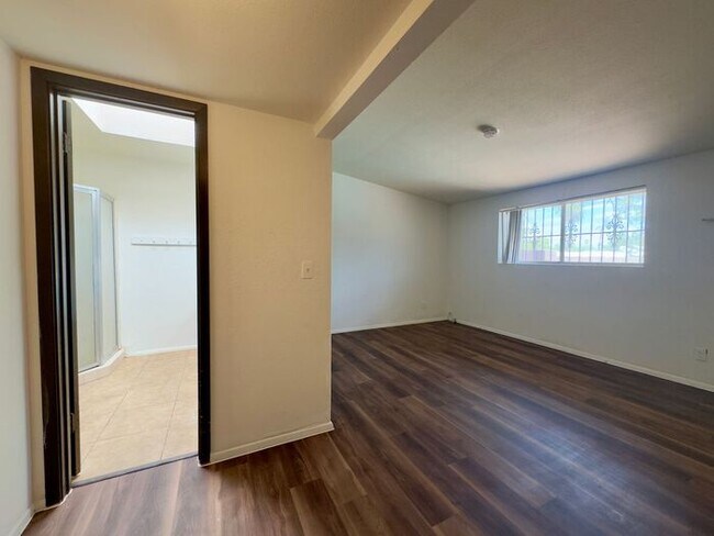 Building Photo - Eastside home- 4 bedroom/ 2 bathrooms, poo...