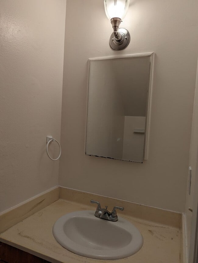 Building Photo - End unit 2 bedroom - Small Pets OK