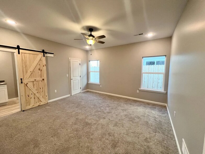 Building Photo - 9901 Weeping Willow Dr