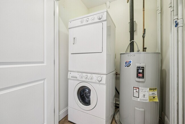 Building Photo - 527 Pawtucket St