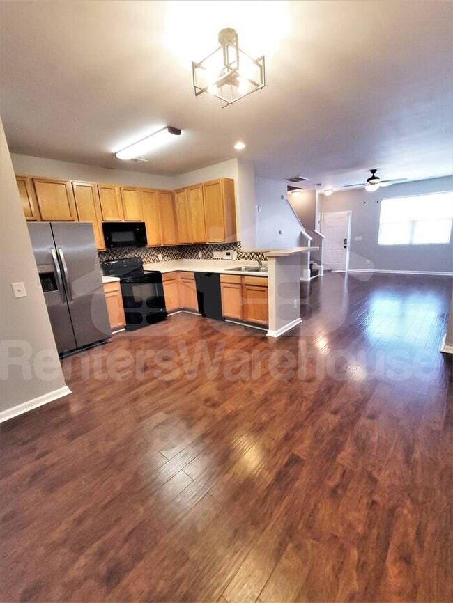 Building Photo - Cozy townhouse in convenient location!