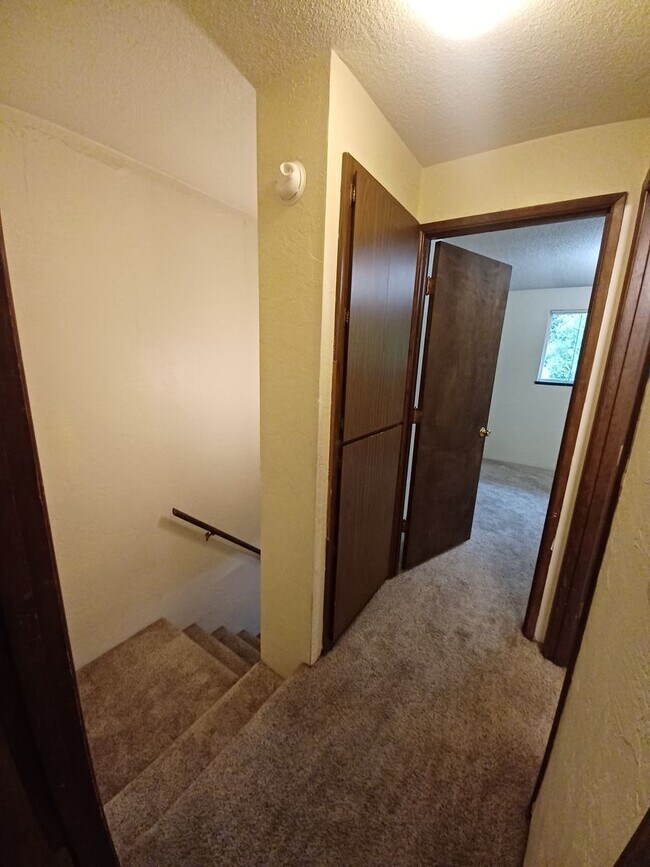 Building Photo - Gama08~1232 W 8th Ave.