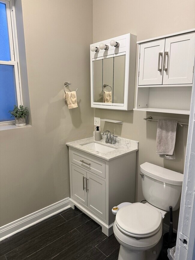 Building Photo - 2826 W Lyndale St