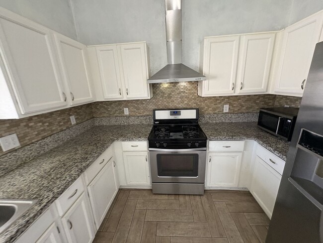 Building Photo - Great eastside location four bedrooms