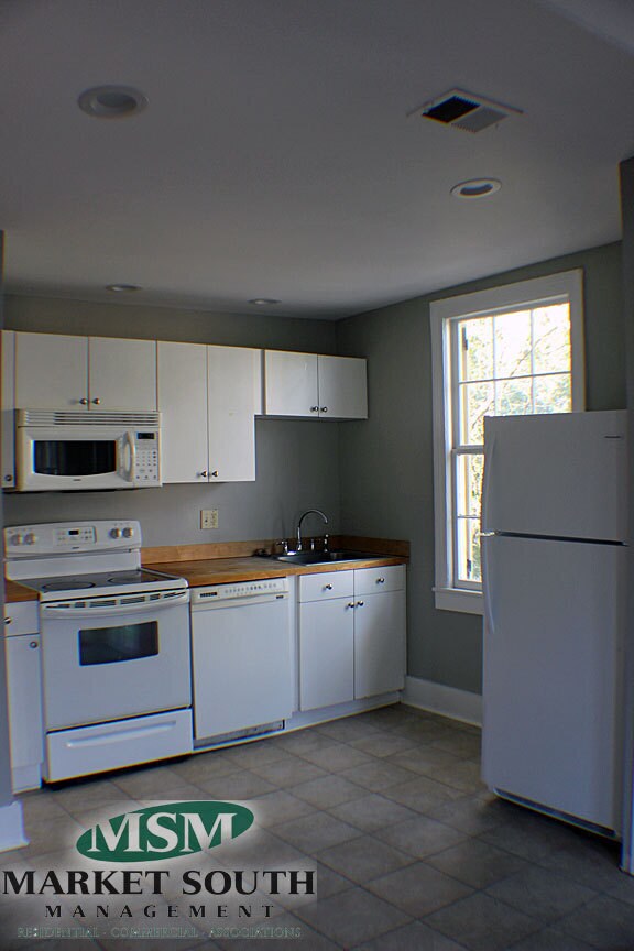 Building Photo - ***APPLICATION PENDING!! WALK TO FORSYTH!