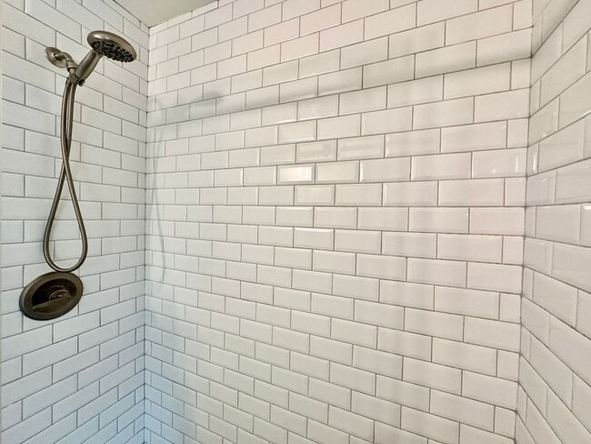 Building Photo - READY 06-11-26!! Fantastic Condo By The Beach! Fenced Patio - All Appliances - Community Pool!