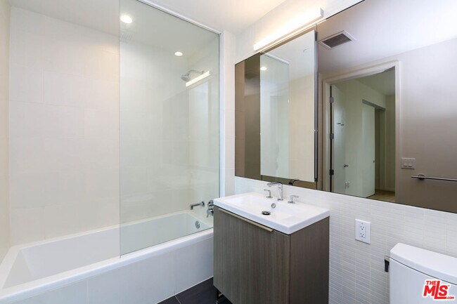 Building Photo - 889 Francisco St