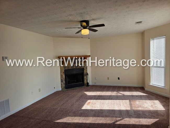 Building Photo - Amazing 3 bedroom, 2.5 bath townhome/ Great Roommate Floorplan / Great Location