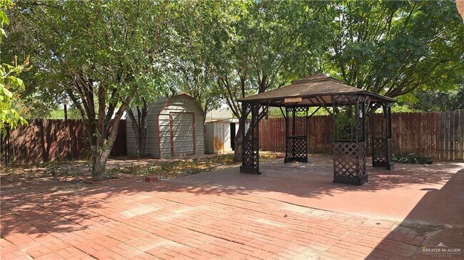Building Photo - 809 E Azalea Ave