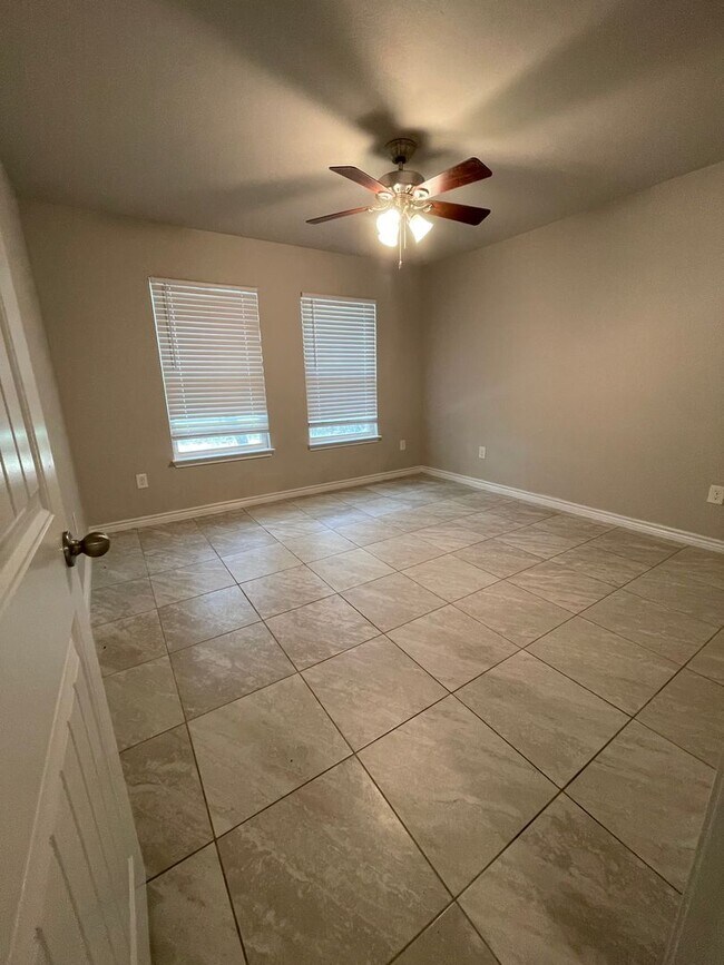 Building Photo - NEW ON MARKET