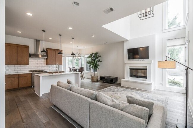 Building Photo - 3BR Germantown Townhome in the Heart of Nashville