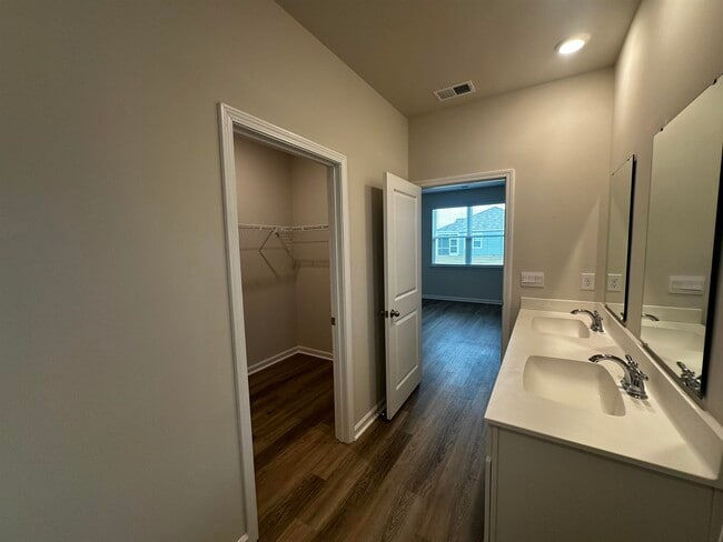 Building Photo - 5175 Yellowstone Dr