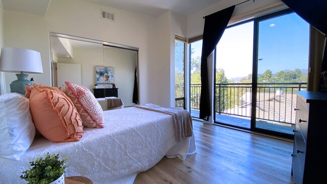 Building Photo - 1614 Pleasant Way