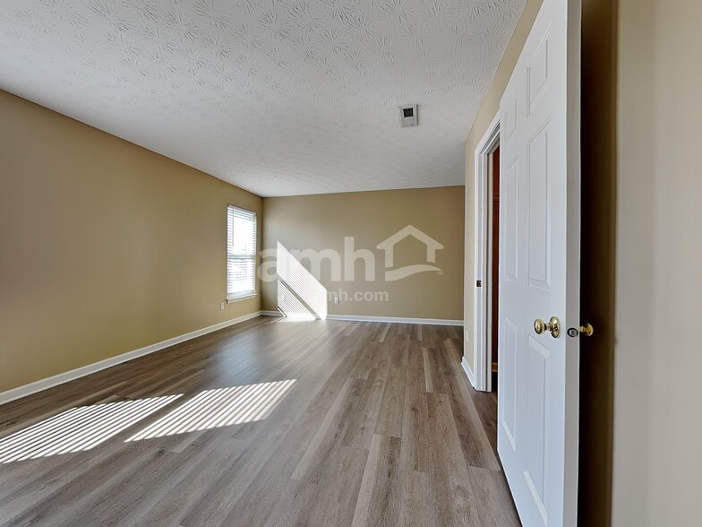 Building Photo - 1441 Scenic River Dr