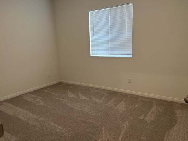 Building Photo - 4 Bedroom 2 Bath