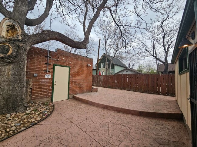 Building Photo - 719 W 1st Ave