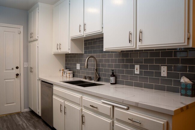 Building Photo - 4521 Colbath Ave