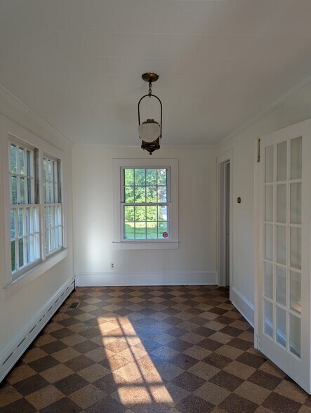 Sunroom - 809 Simpson St