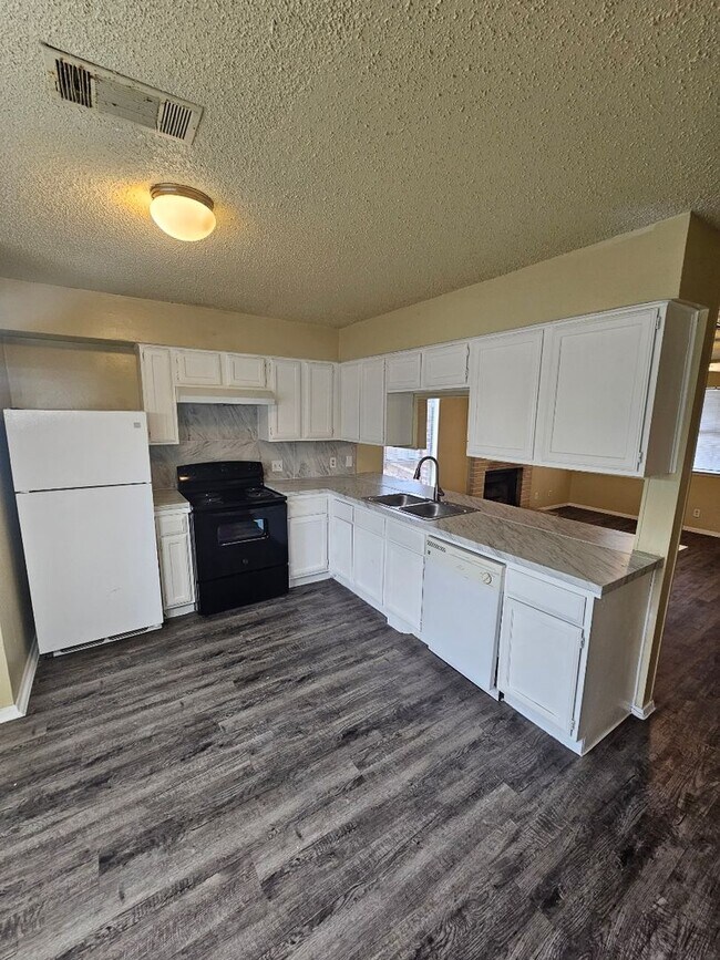 Building Photo - 2101 Granberry Dr