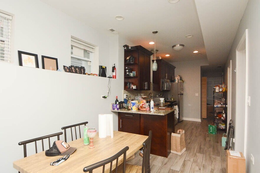 Building Photo - 3751 W Diversey Ave