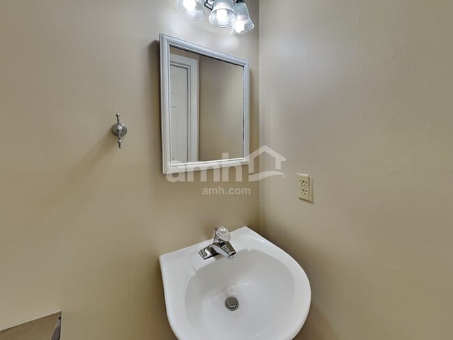 Building Photo - 104 Sunset Dr