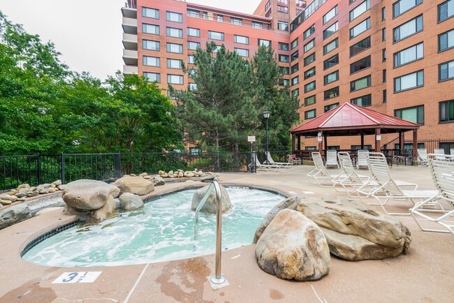 Building Photo - Spacious & Bright Studio at River Place West