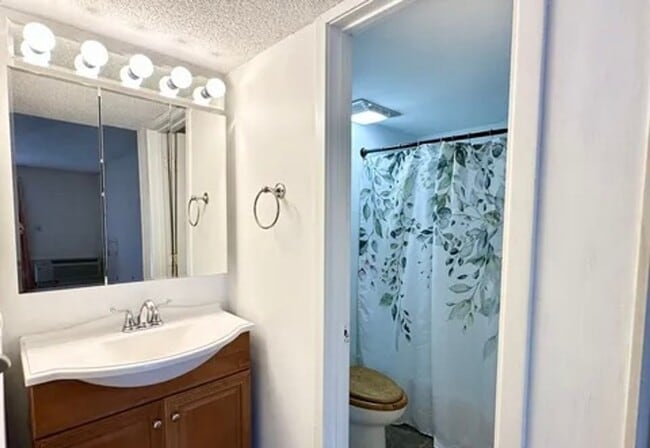 Building Photo - Lovely Studio in Gated Community Utilities Included