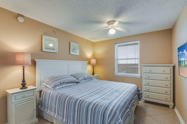 Building Photo - 561 E Beach Blvd