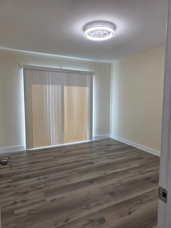 Building Photo - 1098 E 21st St