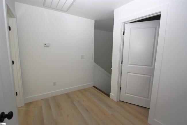 Building Photo - 404 Sierra Rd