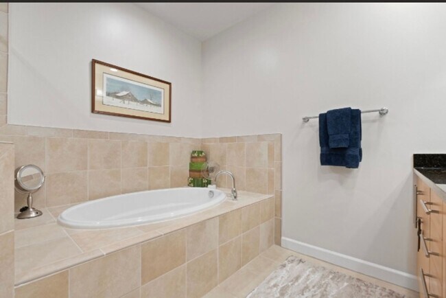 Building Photo - Centerpointe- Urban luxury living!!