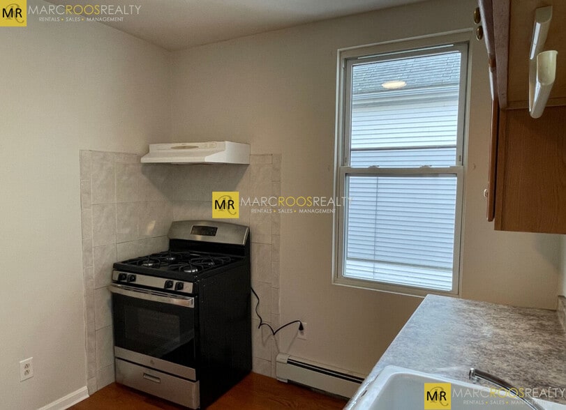 Building Photo - 179 Putnam St