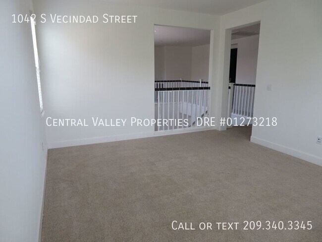 Building Photo - 1042 S Vecindad St