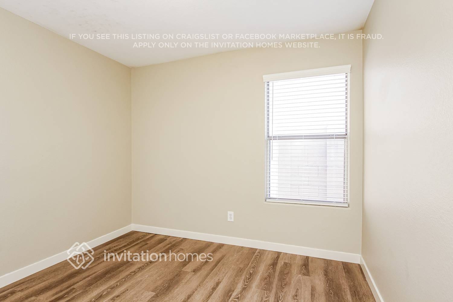 Building Photo - 12809 W Roanoke Ave