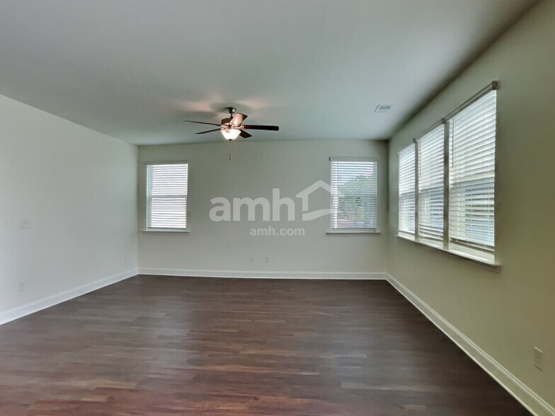 Building Photo - 560 Rivermist Dr
