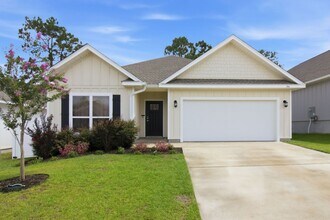 Building Photo - 4 Bedroom in CRESTVIEW!!