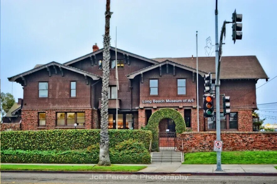 Building Photo - 1022 E 1st St