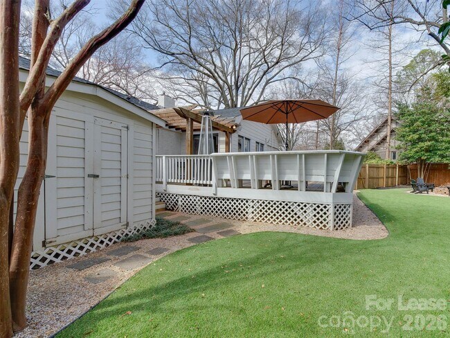 Building Photo - 3221 Sunset Dr