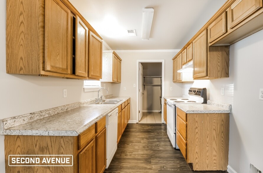 Building Photo - 203 Glenn Oak Dr