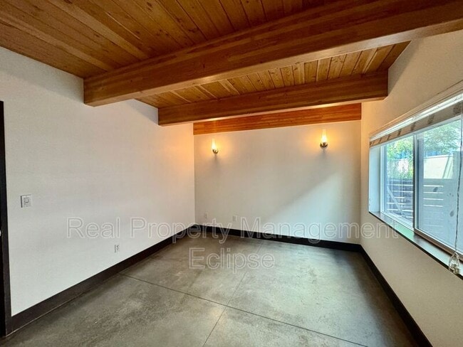 Building Photo - 3819 Interlake Ave N