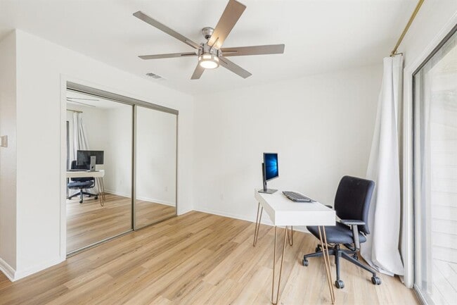 Building Photo - 2201 Lakeway Blvd