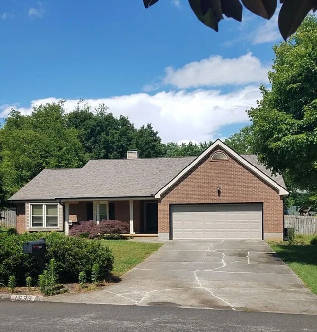 Building Photo - Knoxville 37922 - Available Now! 3 bedroom, 2 bath home - Contact Susan Niedergeses 865-300-4722