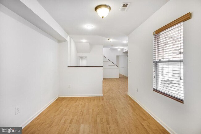 Building Photo - 729 10th St NE