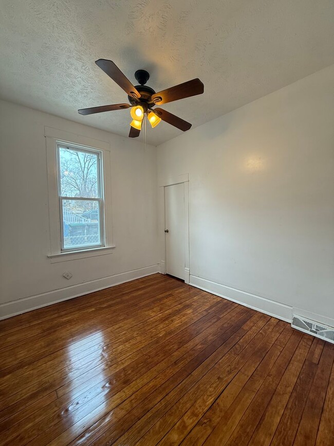 Building Photo - Newly Remodeled Three Bedroom!